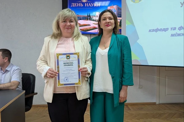 На засіданні Вченої ради ЦНТУ 25 травня 2026 року Оксана Сторожук, доцент кафедри ЕМКД, була відзначена Почесною грамотою університету за вагомий внесок у розвиток освіти, сумлінну працю та з нагоди ювілею.