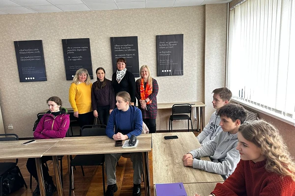 Уявіть, що ви прокидаєтесь вранці й не знаєте, в якій країні опинитесь сьогодні. Це може бути шумний Нью-Йорк, романтичний Париж чи затишний Львів - але ви точно знаєте одне: на вас чекає пригода.