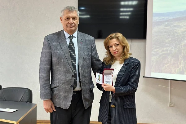 Ректор університету Володимир Миколайович Кропівний вручив доценту кафедри ЕМКД Анна Орлова почесну нагороду від командира 22-ї ОМБр ЗСУ.